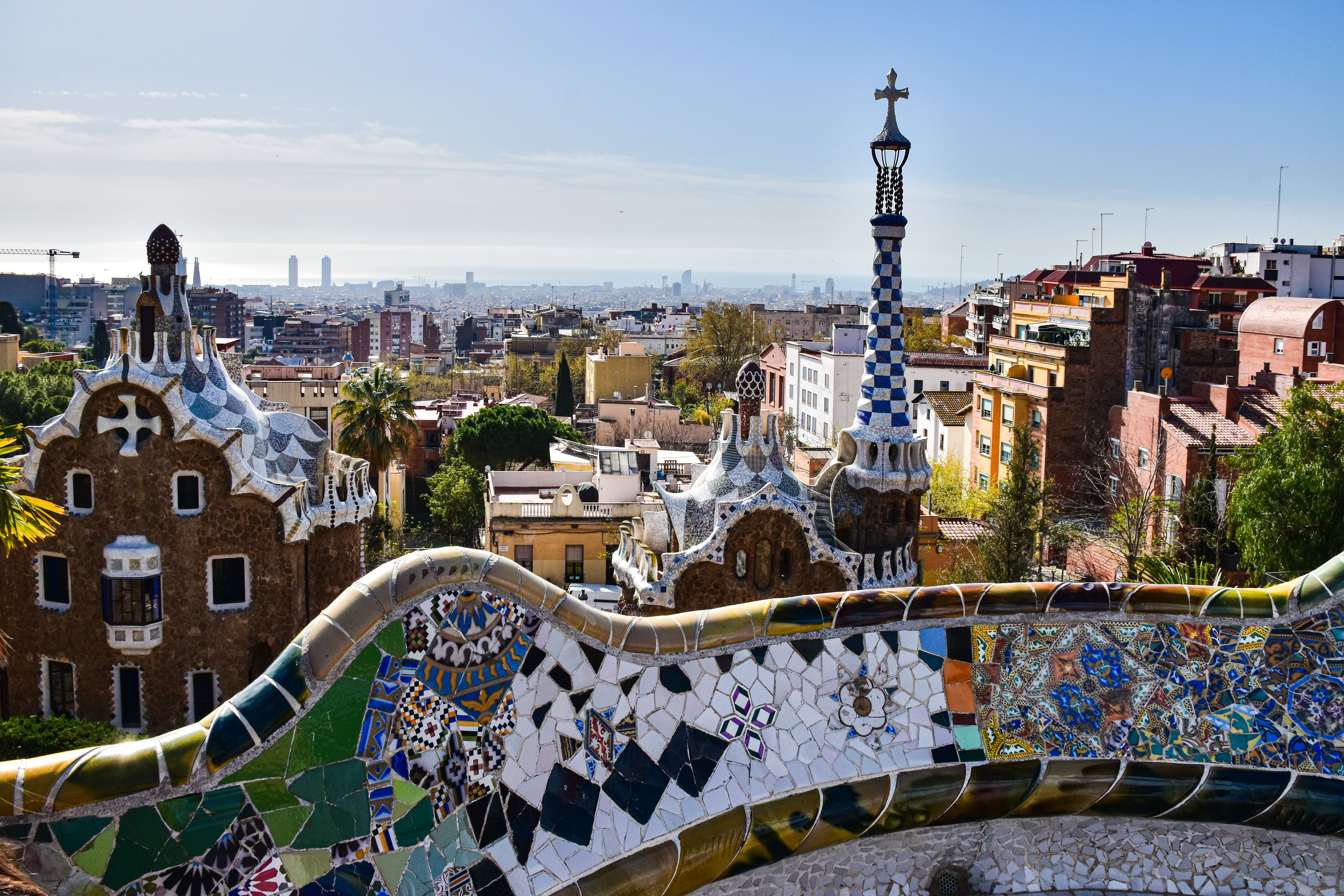 Mozaïekterras in Park Güell met de skyline van Barcelona